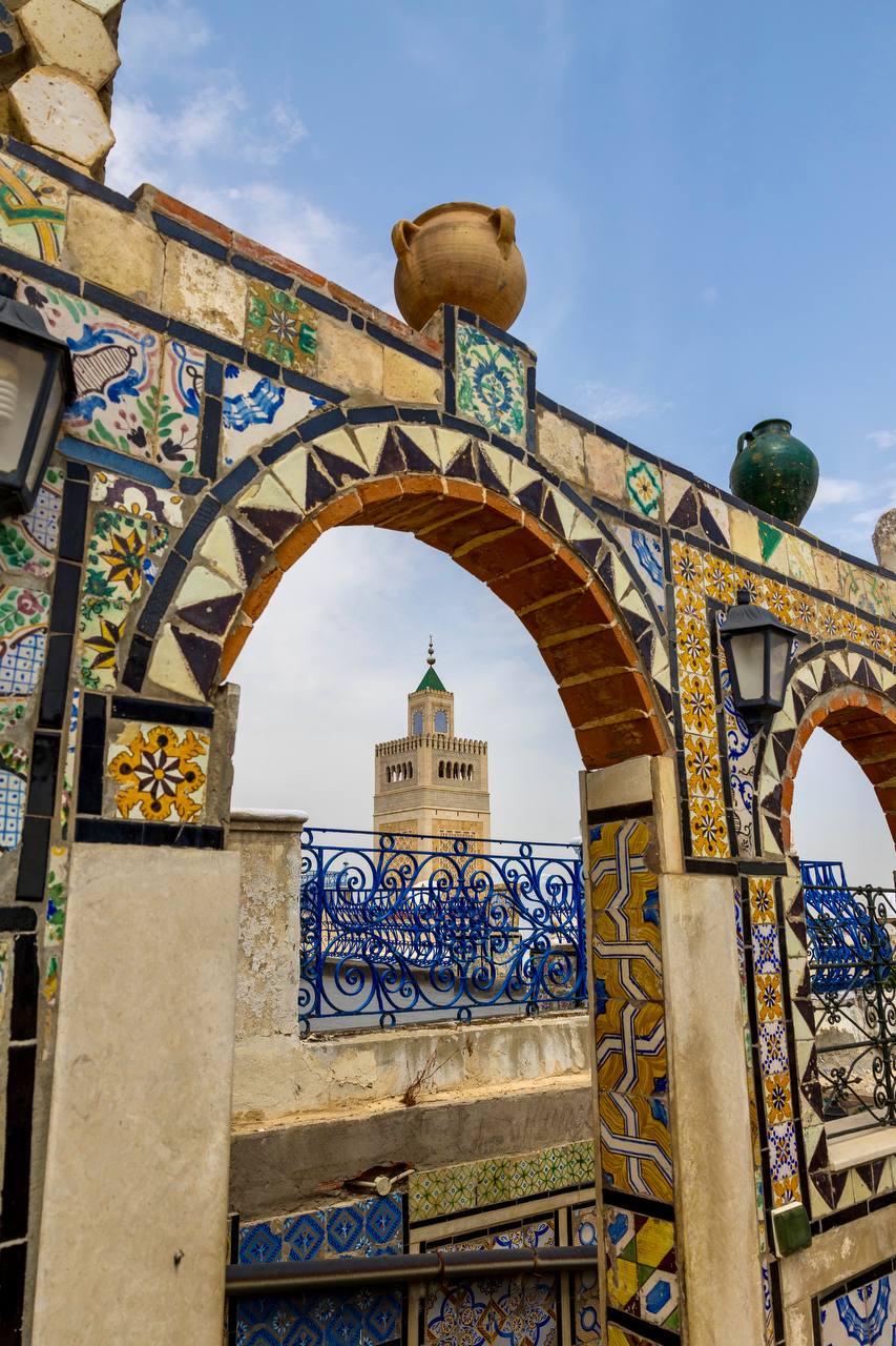 Vista do terraço de um café na Medina de Tunis, com o minarete da Mesquita Zitouna ao fundo.